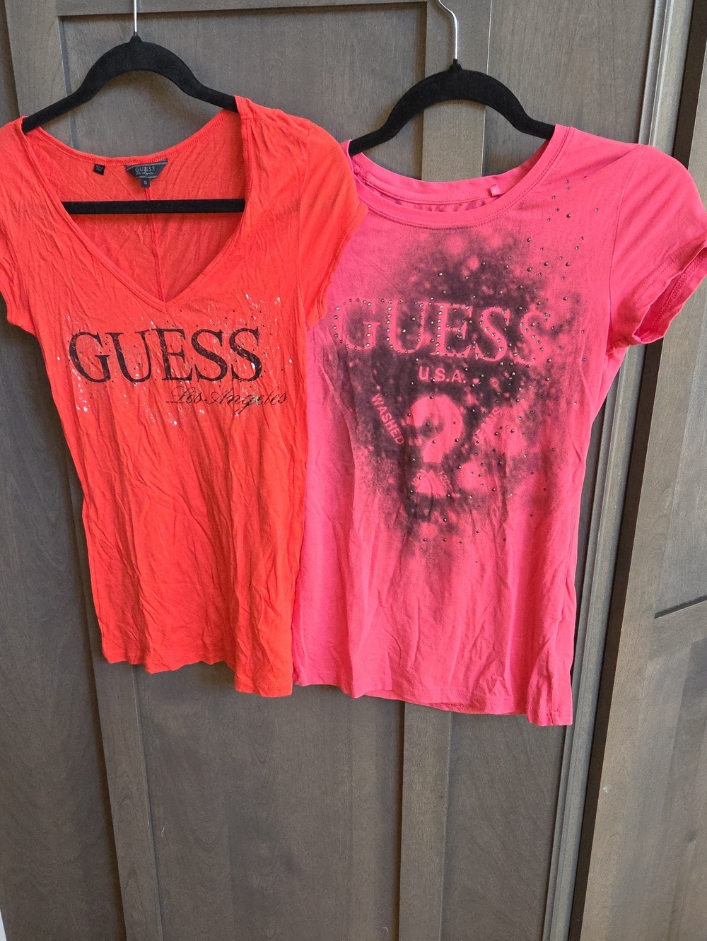 GUESS Women's Coral and Hot Pink Logo Short Sleeve Tees - Set of 2